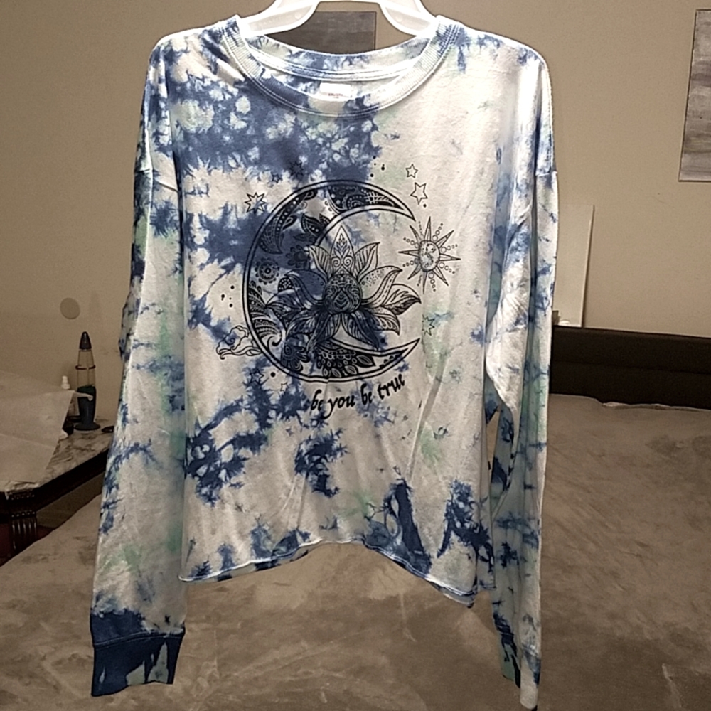 No Boundaries Blue & White Cropped Tie Dye Long Sleeve Graphic T Shirt